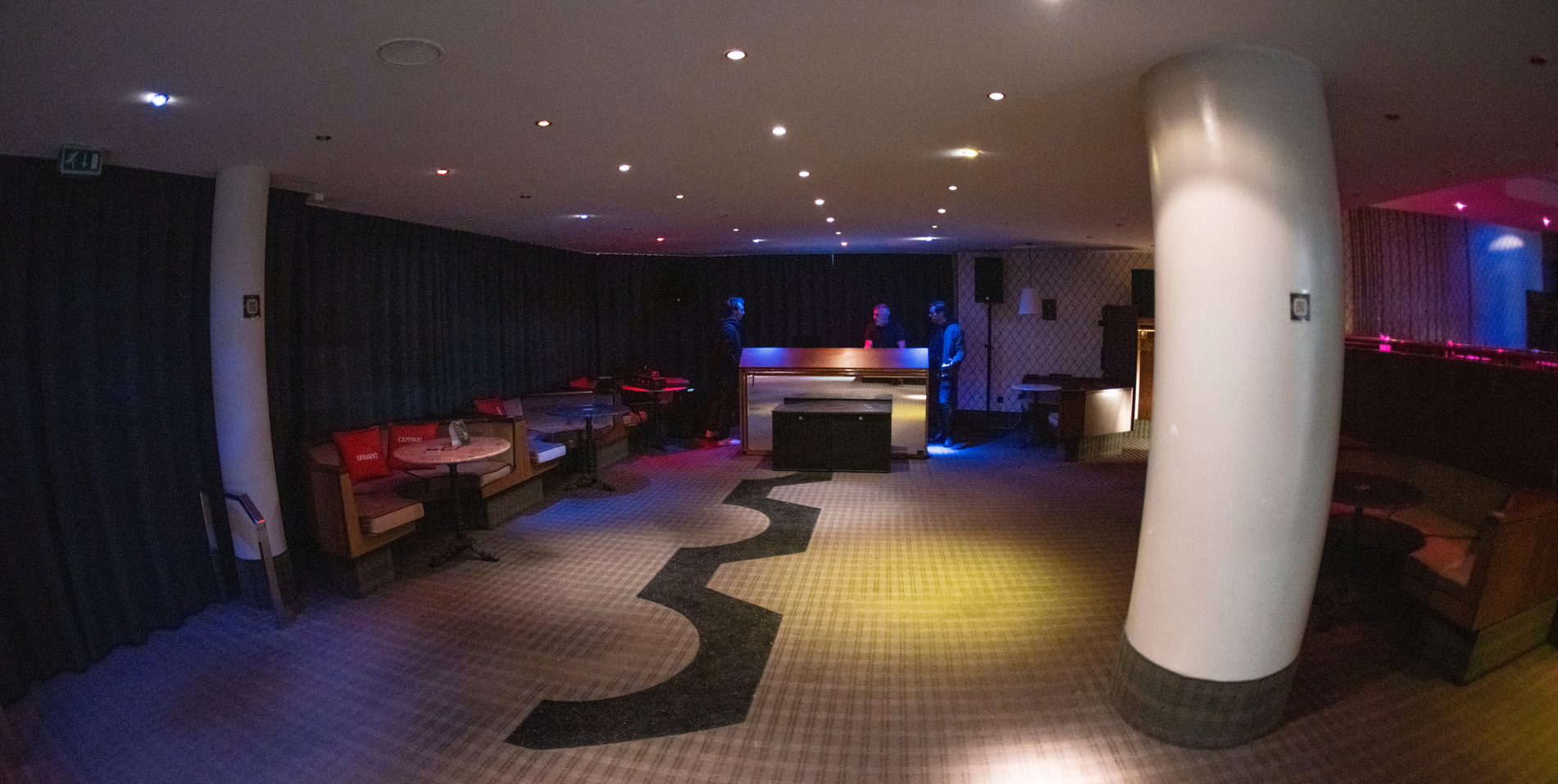 Blick auf das DJ-Pult der queeren Bar Studio Gaga: Zentrum des pulsierenden Nachtlebens im luxuriösen Hotel am Schlossgarten, Schillerstraße 23, Stuttgart
